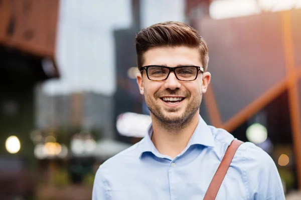 Retrato Jovem Empreendedor Bonito Inteligente Casual Homem Com Óculos Azul — Fotografia de Stock