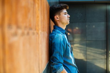 Tüm kot giymiş ve ciddi, acı, minimalist bir modern ve boş oda arıyorum depresif modern adam kavramı
