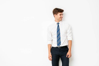 şık ama rahat office adam, kat izole, beyaz arka plan üzerinde duran mavi kravat ile olmadan