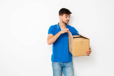o beyaz bir arka plan üzerinde onun elinde tutan bir karton kutu içinde görünen meraklı adam