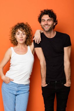 turuncu zemin üzerine komik genç çift