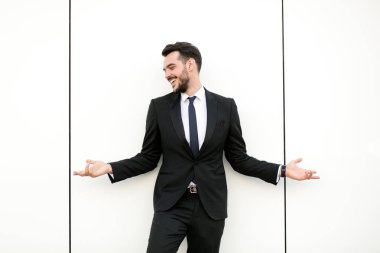 takım, işadamı, sunum, beyaz duvar boş alan aroiund ile etkileşim, onun yüzü büyük bir gülümseme ile promosyon sunulması duran zarif erkekte