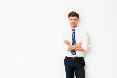 şık ama rahat office adam, kat izole, beyaz arka plan üzerinde duran mavi kravat ile olmadan