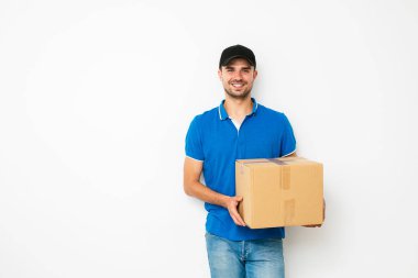 teslimatçı kibarca onun paketi ile cardbox, ayakta mavi gömlekli wite arka plan üzerinde eller