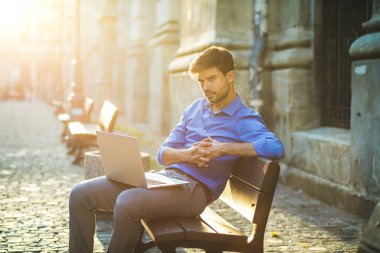 Uzaktan çalışma. zarif adam onun iş dışında tezgah üzerinde bir laptop üzerinden yapmak