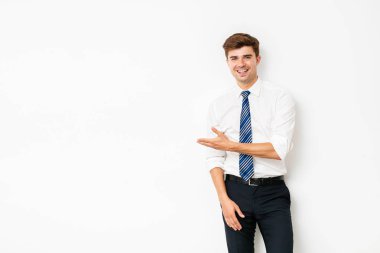 şık ama rahat office adam, kat mavi kravat, beyaz arka plan poiting uzay onun etrafında duran ile olmadan