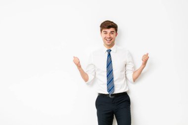 şık ama rahat office adam, kat mavi kravat, beyaz arka plan poiting uzay onun etrafında duran ile olmadan