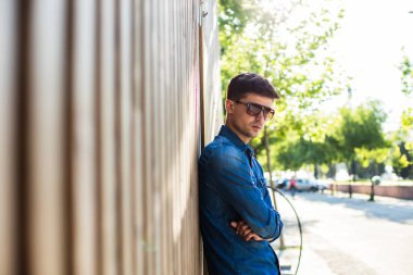 sokak moda. moda erkek kot pantolon kıyafeti, sunglases ile sokakta açık
