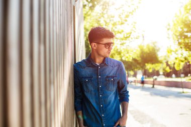 sokak moda. moda erkek kot pantolon kıyafeti, sunglases ile sokakta açık