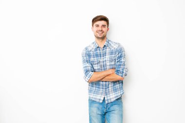 tatlı çocuk, Genç adam ile ayakta silah boş uzayda kot pantolon ve kareli gömlek ile beyaz duvar üzerinde katlanmış