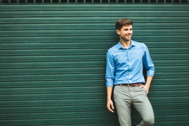 güven ve zerafet. yeşil dokulu arka plan üzerinde duran, çok olumlu, boş alan metin onun yanında arıyorum rahat şık adam