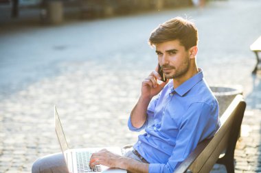 Uzaktan çalışma. zarif adam onun iş dışında tezgah üzerinde bir laptop üzerinden yapmak