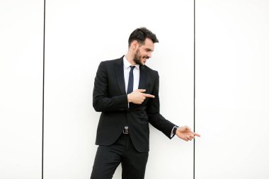 takım, işadamı, sunum, beyaz duvar boş alan aroiund ile etkileşim, onun yanında sevinç ile sunulması duran zarif erkekte