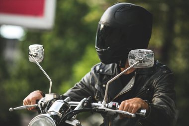 Genç ve güzel. Motosikletçi onun bisiklet ve motosiklet sürme kafasında kask ile