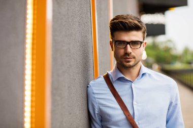 porytrait dışında gözlük ile zarif gencin