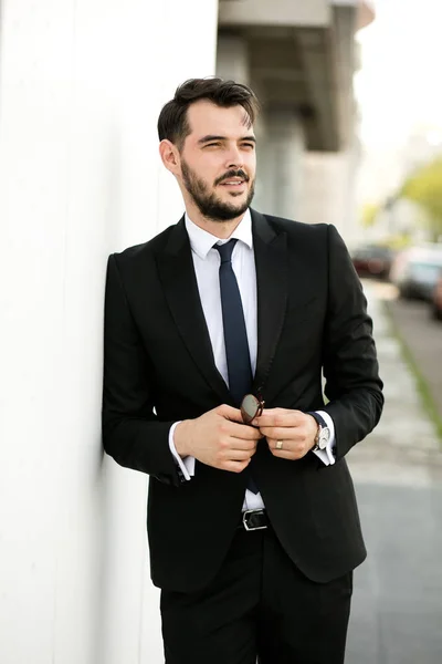 Krásný Elegantní Muž Obleku Podnikatel Stáli Venku Čeká Někoho Proti — Stock fotografie
