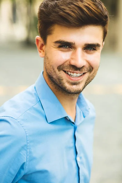 Dışarıda Sokakta Gülümseyen Genç Yakışıklı Bir Adam Mavi Zarif Gömlekli — Stok fotoğraf