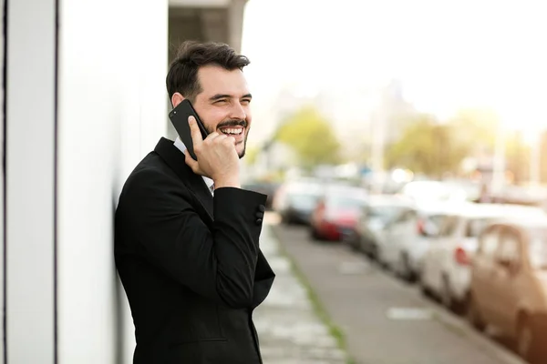 Красивый Элегантный Мужчина Костюме Помощью Мобильного Телефона Улыбаясь Получая Хорошие — стоковое фото