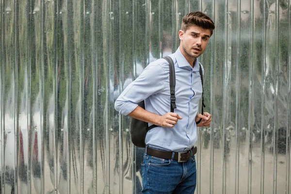 Corporate Guy Smart Casual Mann Mit Rucksack Auf Grauem Metallic — Stockfoto