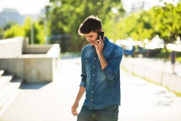 Bello Ragazzo Con Cellulare Avendo Una Conversazione Sul Cellulare Fuori — Foto Stock