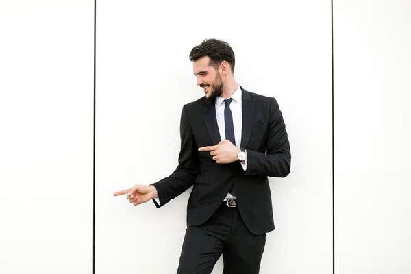 Elegant Man Suit Businessman Presenter Standing White Wall Interacting Free — Stock Photo, Image