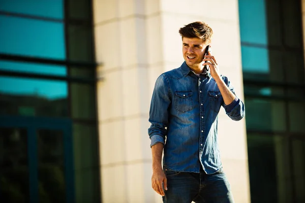 Street Fashion Fashionable Man Jeans Outfit Texting Someone — Stock Photo, Image