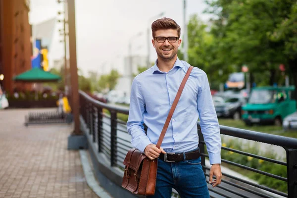 Casa Después Oficina Hombre Casual Inteligente Guapo Con Gafas Bolso — Foto de Stock