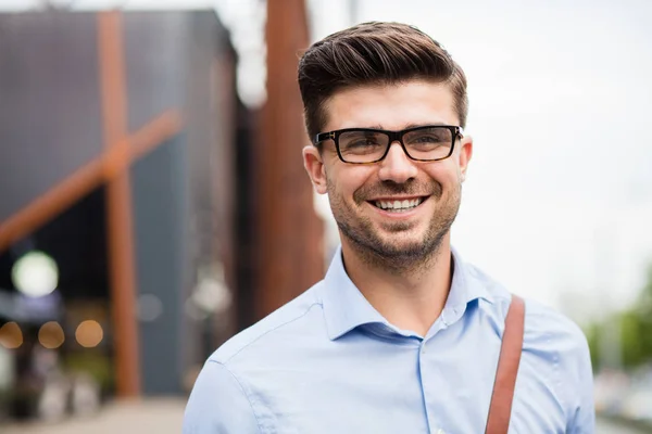 Portrét Mladého Podnikatele Pohledný Chytrý Ležérní Brýle Modrou Košili Úsměvem — Stock fotografie