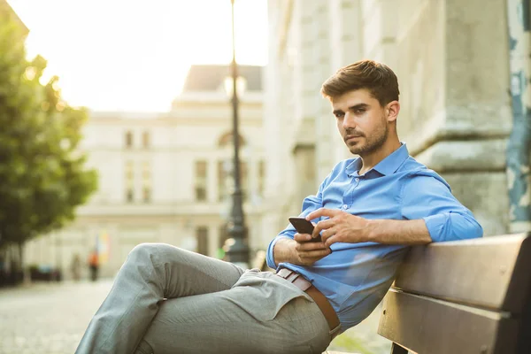 Homem Elegante Camisa Azul Usando Seu Celular Fora Banco — Fotografia de Stock