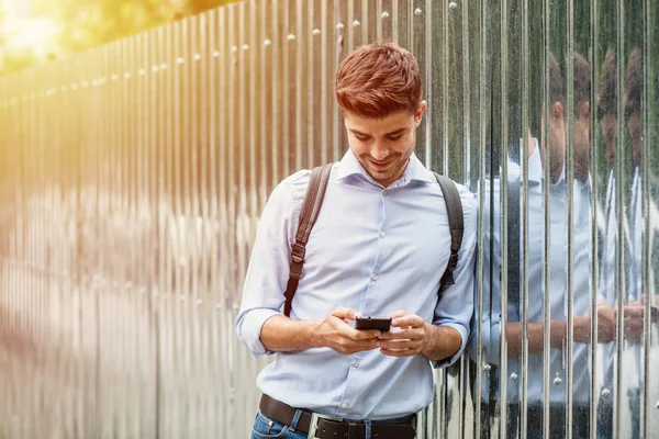 Firemní Chlap Smart Casual Muž Batoh Šedý Metalický Pozadí Některé — Stock fotografie