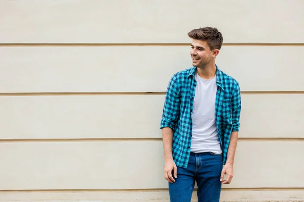 Bellissimo Uomo Camicia Scacchi Sorridente Piedi Fuori Appoggiato Muro Con — Foto Stock