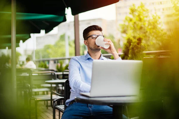 Funguje Vzdálená Pohledný Mladý Muž Blogger Nebo Práce Dálku Notebookem — Stock fotografie