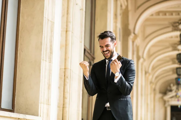 Κομψή Κομψό Άνδρα Επιτυχημένος Επιχειρηματίας Χαμογελώντας Και Γιορτάζει Νίκη Επιτυχία — Φωτογραφία Αρχείου