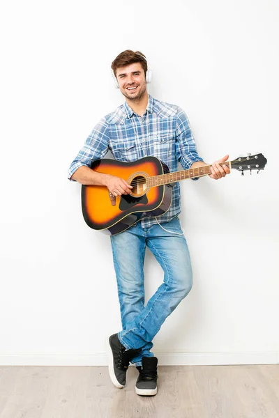 Hobby Ragazzi Uomo Che Suona Chitarra Con Cuffie Testa Godendo — Foto Stock