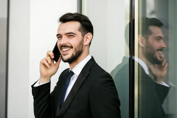 Elegancki Przystojny Mężczyzna Kolorze Miłej Rozmowy Telefon Komórkowy Kimś Clouse — Zdjęcie stockowe