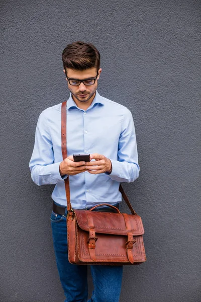 Mobilní Konverzaci Pohledný Chytrý Ležérní Brýle Kožená Taška Konverzaci Mobilním — Stock fotografie