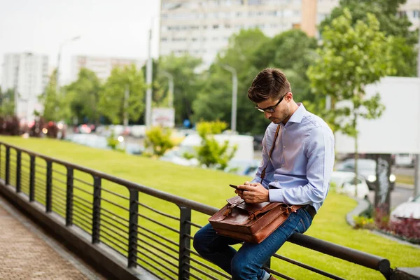 Väntar Fortfarande Snygg Smart Casual Man Med Glasögon Och Läderväska — Stockfoto