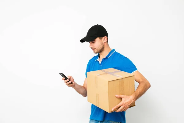 Fast Delivery Delivery Man Using His Cellphone Identify Person Who — Stock Photo, Image