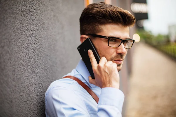 Leuk Gesprek Glimlachend Knappe Smart Casual Man Met Bril Leerzak — Stockfoto