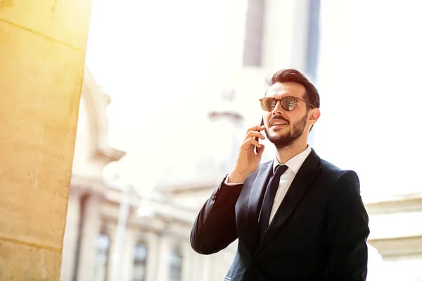 Eleganckie Stylowe Człowieka Biznesmenem Rozmowy Telefon Komórkowy Poza Centrum Metropola — Zdjęcie stockowe