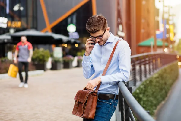 Warten Auf Das Kaffeetreffen Schöner Smarter Lässiger Mann Mit Brille — Stockfoto