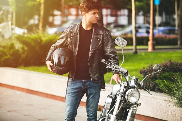 Młody Fajne Przystojny Mężczyzna Obok Jego Motocykl Centrum Miasta Czekają — Zdjęcie stockowe