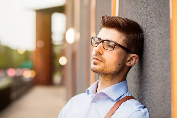 Zor Bir Gün Yakışıklı Smart Casual Adam Gözlük Mavi Gömlek — Stok fotoğraf