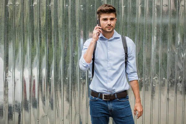 Tipo Corporativo Homem Casual Inteligente Com Mochila Fundo Cinza Metálico — Fotografia de Stock