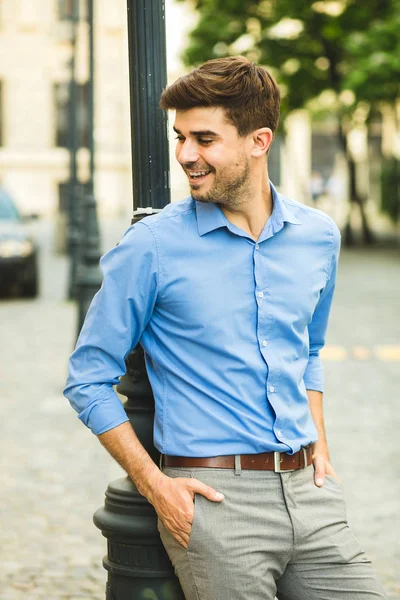 Buen Día Oficina Joven Hombre Guapo Camisa Elegante Sonriendo Descansando —  Fotos de Stock
