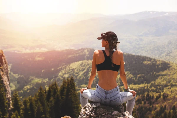 Concepto Viaje Con Espalda Una Joven Chica Fitness Pie Sobre —  Fotos de Stock