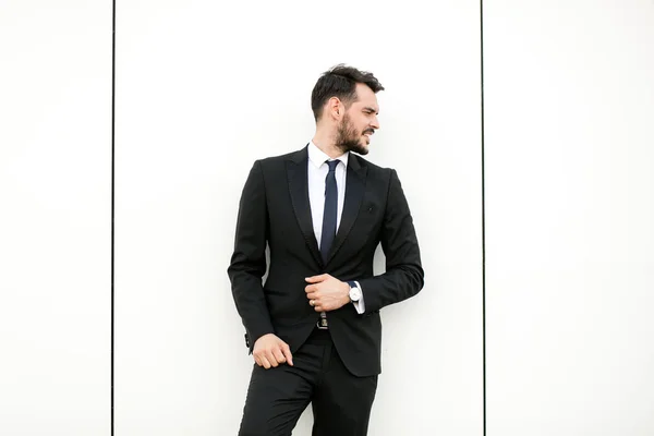 Elegant Man Suit Businessman Presenter Standing White Wall Interacting Free — Stock Photo, Image