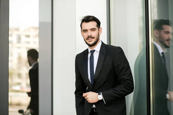 Confiado Hombre Elegante Pie Fuera Junto Edificio Oficinas Mirando Con —  Fotos de Stock