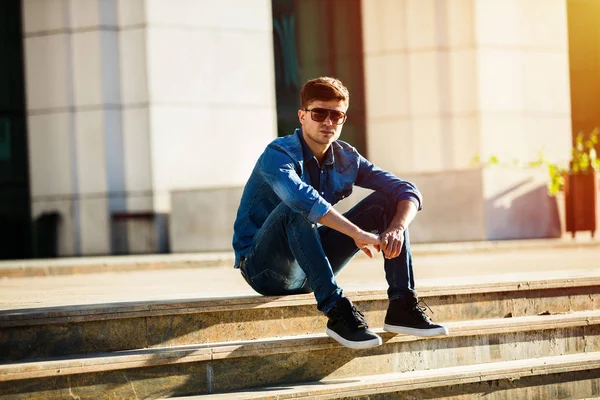 Straßenmode Modischer Mann Jeans Outfit Freien Auf Der Treppe Posierend — Stockfoto