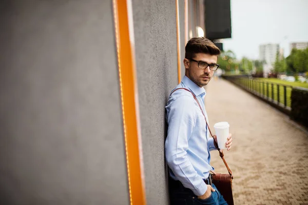 Portare Caffè Handsome Uomo Casual Intelligente Con Occhiali Borsa Pelle — Foto Stock